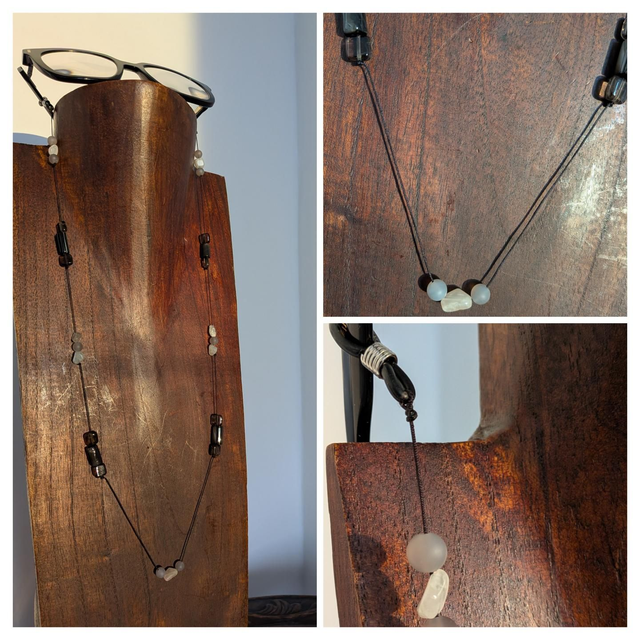 Attache lunettes en pierres naturelles : pierres de lune, agate grise et noire et verre carré brun, cordon noir, pièce unique 