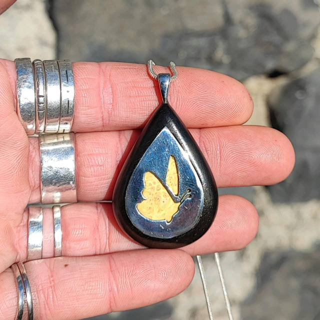 Pendentif en Bois d'Ébène du Gabon, Loupe d'Érable stabilisé jaune, Plaque d'Argent Ajourée Papillon et Chaîne Argent 