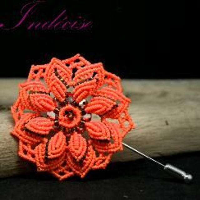 Broche mandala orange vif en macramé