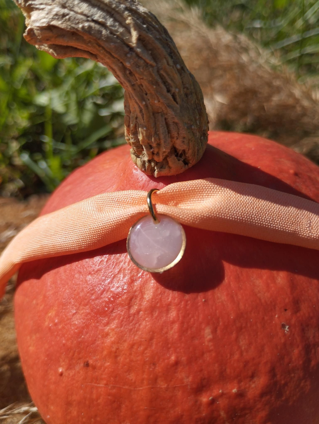 Bracelet fin en tissus avec médaille artisanale - motif citrouille