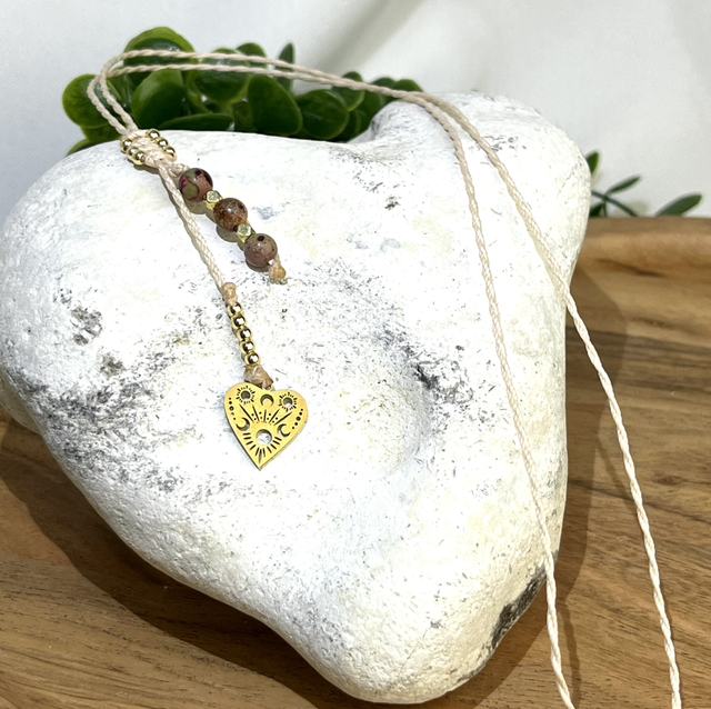 Naturfarbene Makrameekette beige Herz