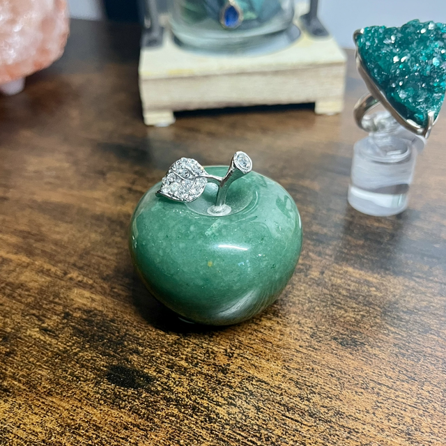 Pomme en aventurine et zircons 4,5 cm