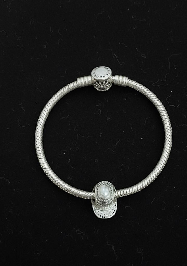 Berloque prata boné trabalhado vazado