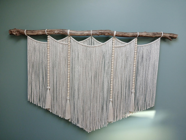 Suspension murale en macramé crème avec pompons et perles – Fait main, personnalisable