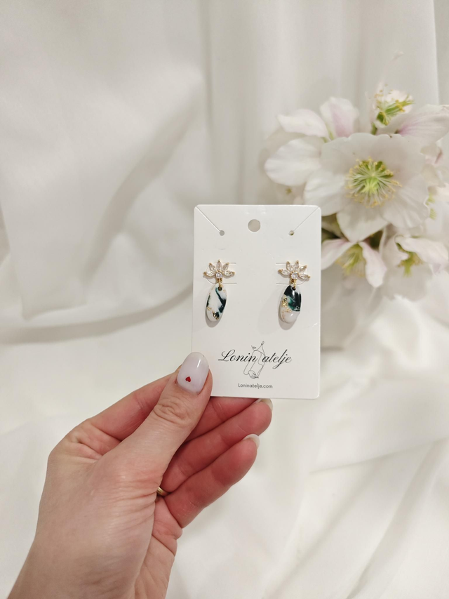 Green marble kolekcija - Mali viseči marmor uhani z osnovo iz cirkonije