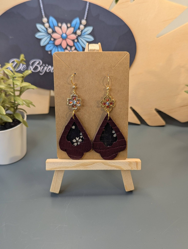 Boucles d&#039;oreilles tombante en cuir rouge et tissus enduit marron.