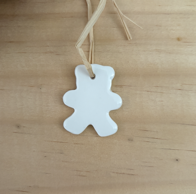 Suspension de sapin de Noël artisanale en porcelaine - ourson blanc