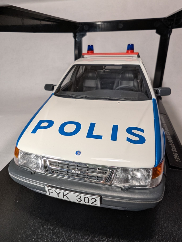 Triple9 - 1990 Saab polisbil 9000 CD - scale-1:18