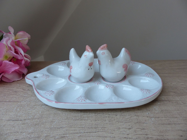 Ancien plat présentoir à œufs en céramique blanche et rose – avec salière et poivrière poules – décoration de cuisine à suspendre ou poser