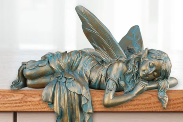 Prachtig beeldje Slapende Engel bronskleurig (15cm)