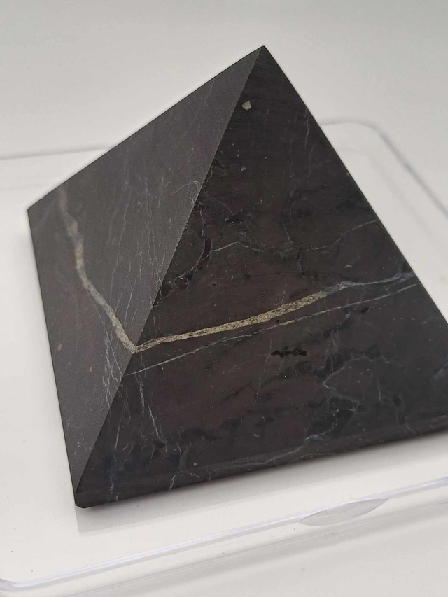 Shungite pyramide 7 cm (mate)