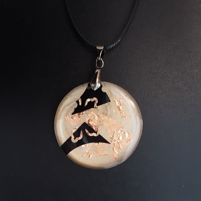 Pendentif rond collection Elégance-fond or brossé-incrustation cuivre et noir