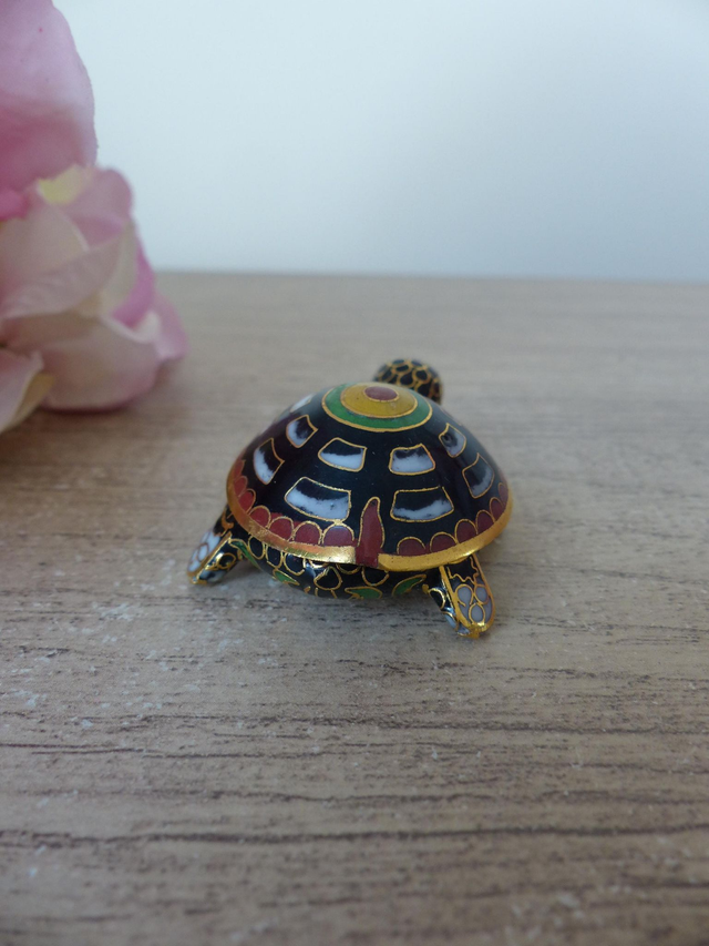 Boîte Tortue Vintage en Émail Cloisonné Noir et Bleu sur Laiton – Petite Boîte à Bijoux ou à Trésors – Objet de Collection Peint Main