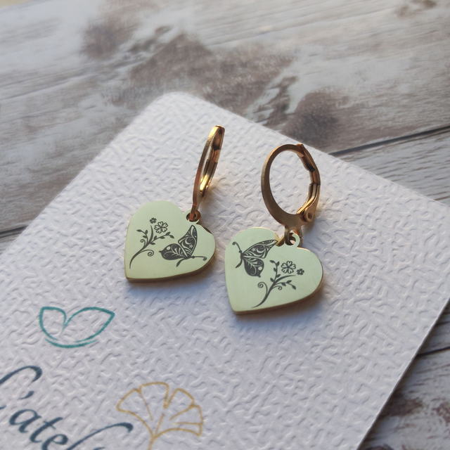 Boucles d&#039;oreilles &quot;Dormeuse cœur&quot; papillon et sa fleur dorée