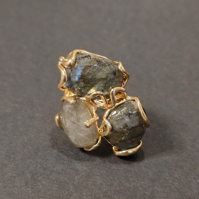Anello in filo di bronzo placcato oro 24k, con Labradorite