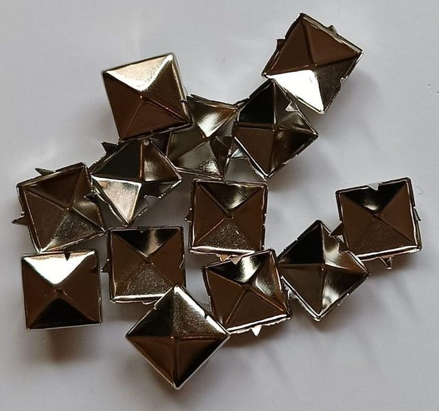 Studs: Piramide