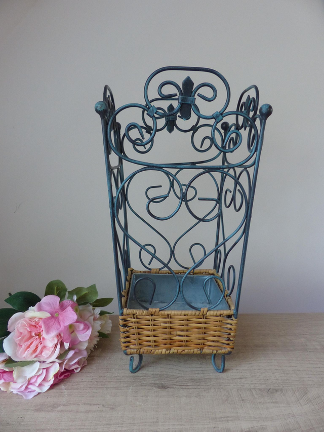 Porte-parapluies français shabby chic en métal et osier tressé – rangement élégant pour entrée, vestiaire ou maison de campagne rustique