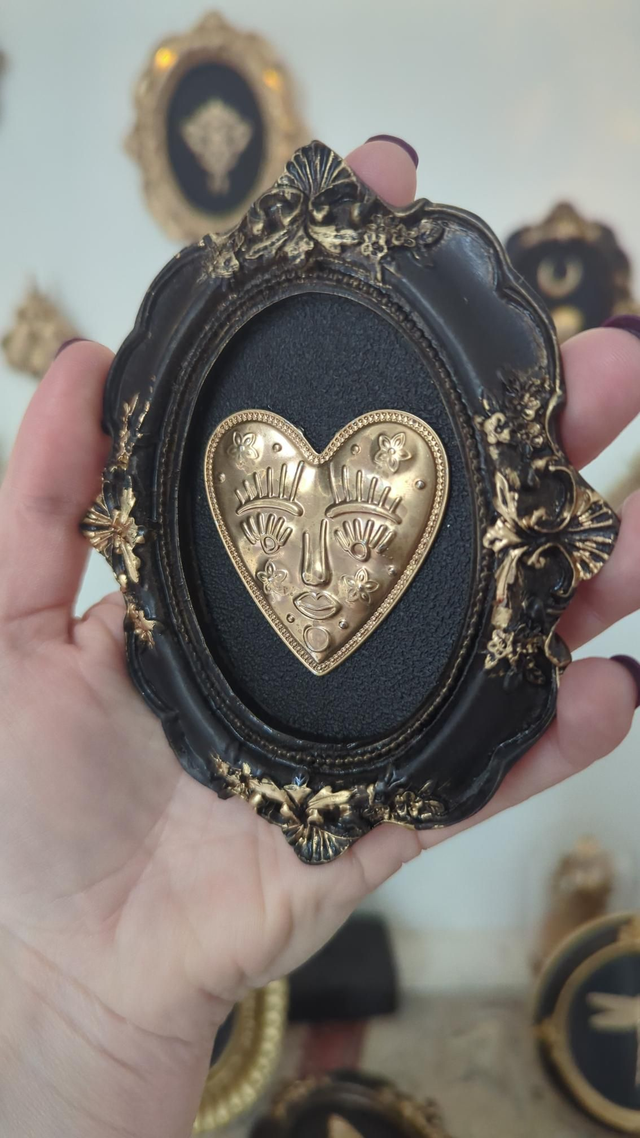 Cadre baroque doré vieilli cœur visage