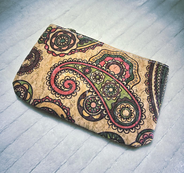 Porte-pièces simple et légérement arrondi en liège imprimé avec fermeture éclair