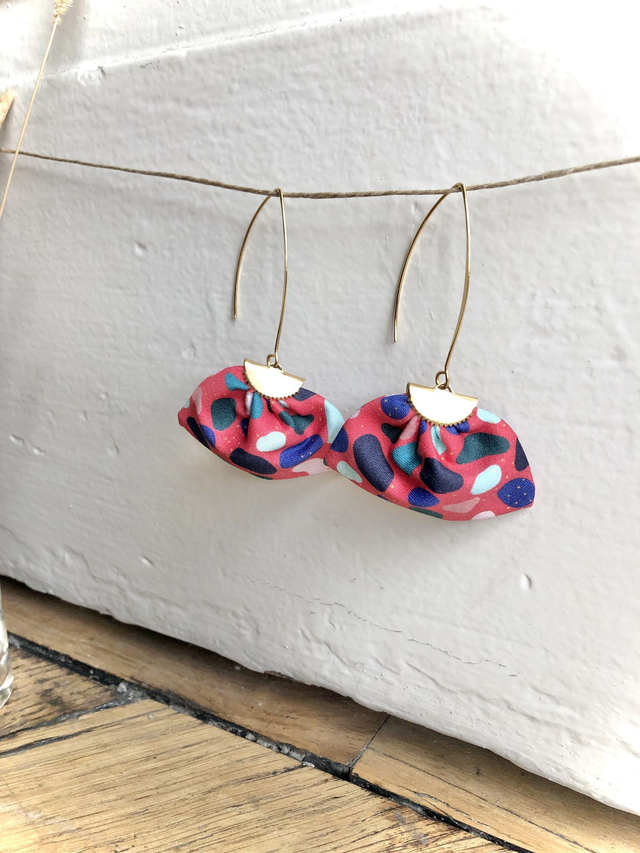 Boucles d&#039;oreilles -   LONGUES JELLY BEANS - fond rouge