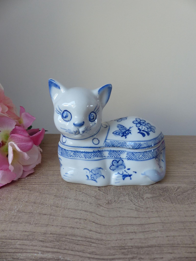 Boite chat en céramique bleu et blanc style asiatique, boite chat avec couvercle décor fleurs et papillons, bonbonnière chat, boite à bijoux