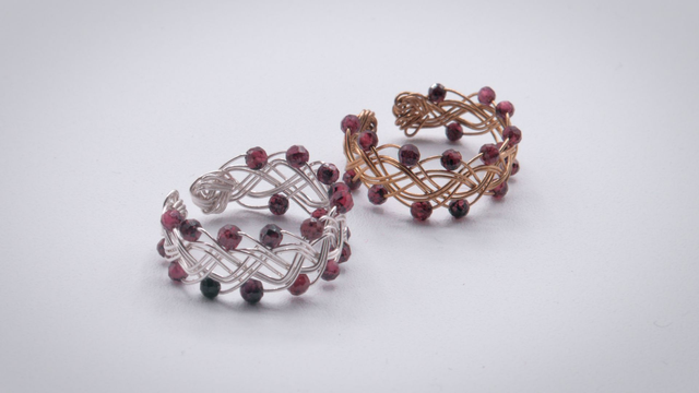 Bague ornée de grenats facettés