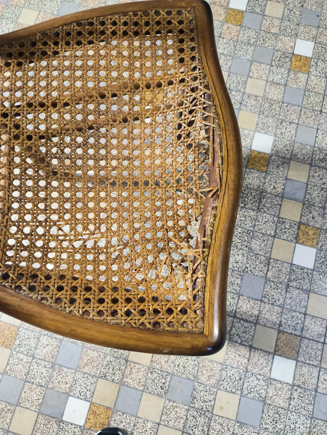 Chaise cannée transformée 