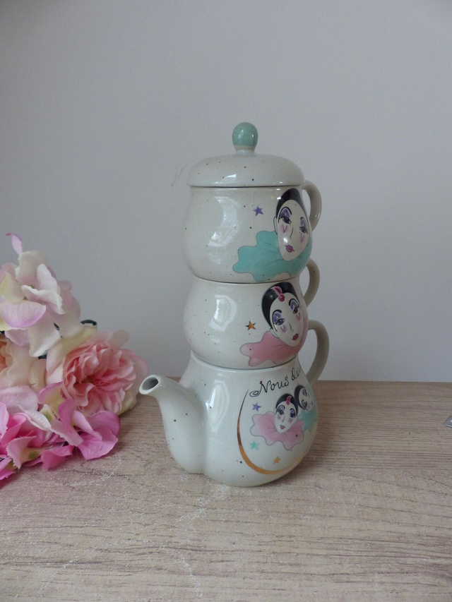 Ensemble Petit-Déjeuner Vintage – Théière et Tasses Empilables Pierrot et Colombine en Grès – Cadeau Romantique pour Couple Nous Deux