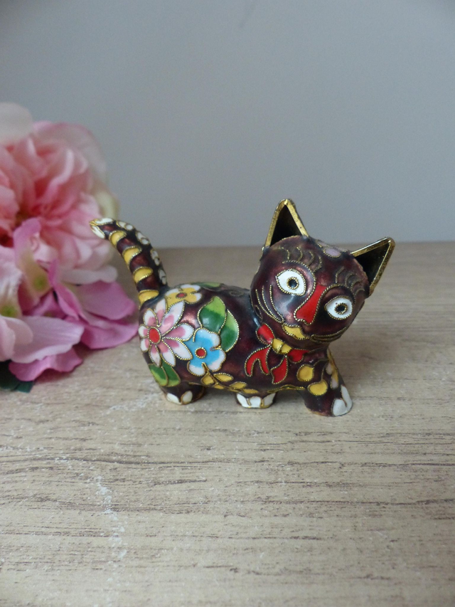 Figurine Chat Cloisonné Vintage – Chaton Floral en Métal Émaillé des Années 1980