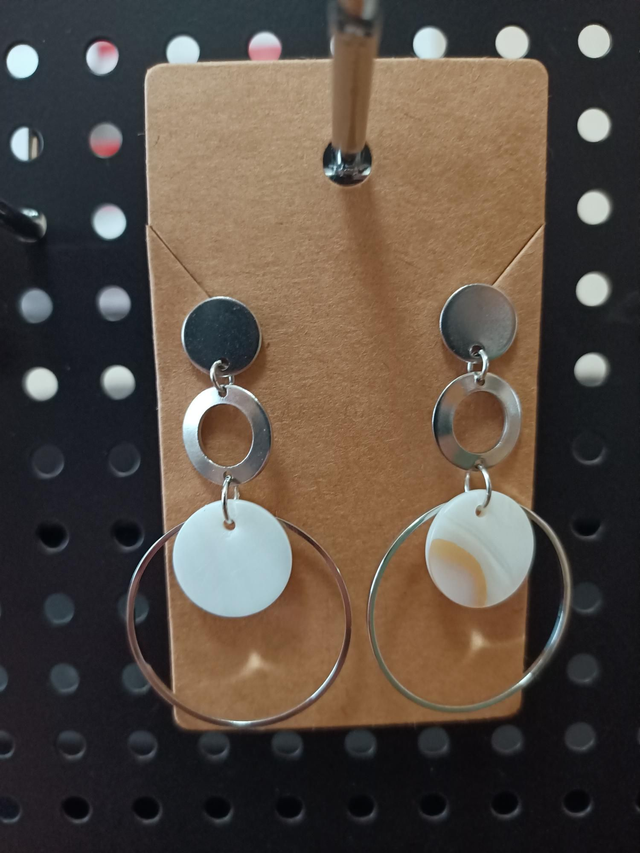 Boucles d&#039;oreilles argentées et nacré 
