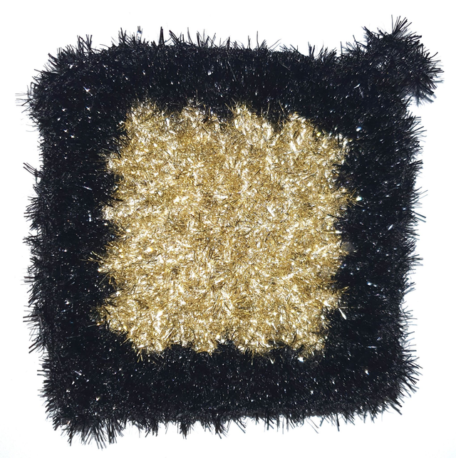 Lavette pour la toilette, la vaisselle ou les vitres dorée contour noir