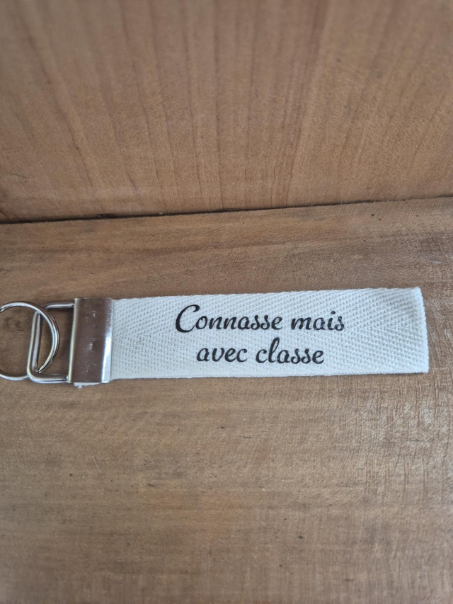 Porte clef ruban &quot;connasse mais avec classe&quot;