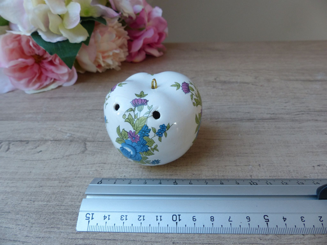 Boule Diffuseur de Parfum en Céramique Vintage – Pot Pourri Suspendu Forme Pomme, Décor Floral Bleu et Rose, Intérieur Féminin et Élégant