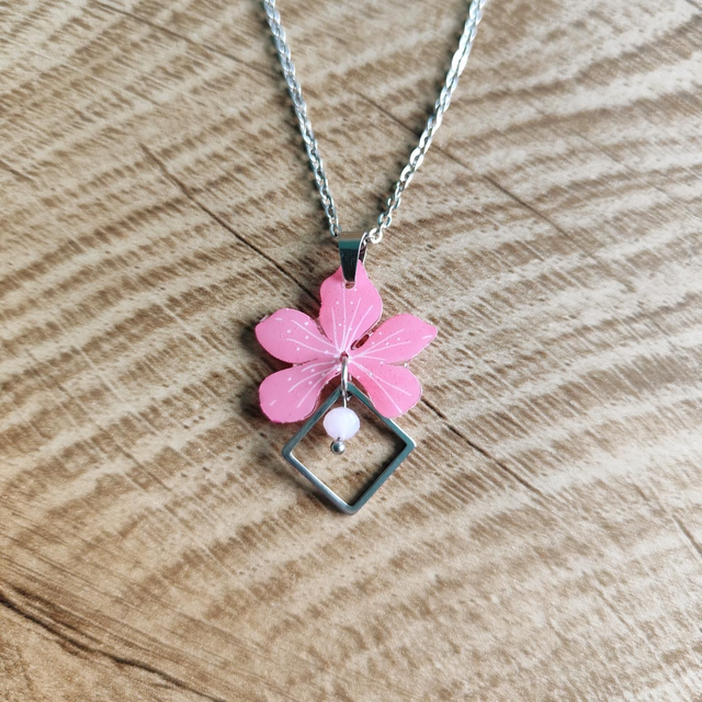 Collier Cléor rose Barbie carré 