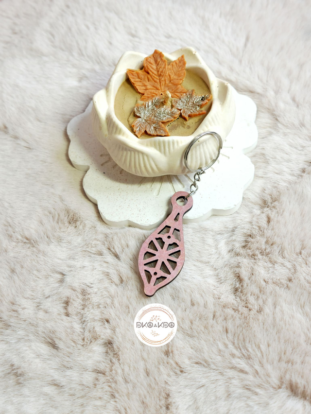 Porte clé en bois forme amande de couleur Rose