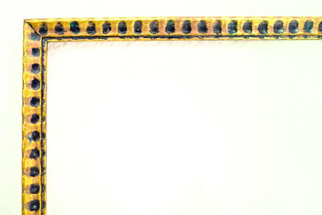 Cadre fin à point bleu et or 