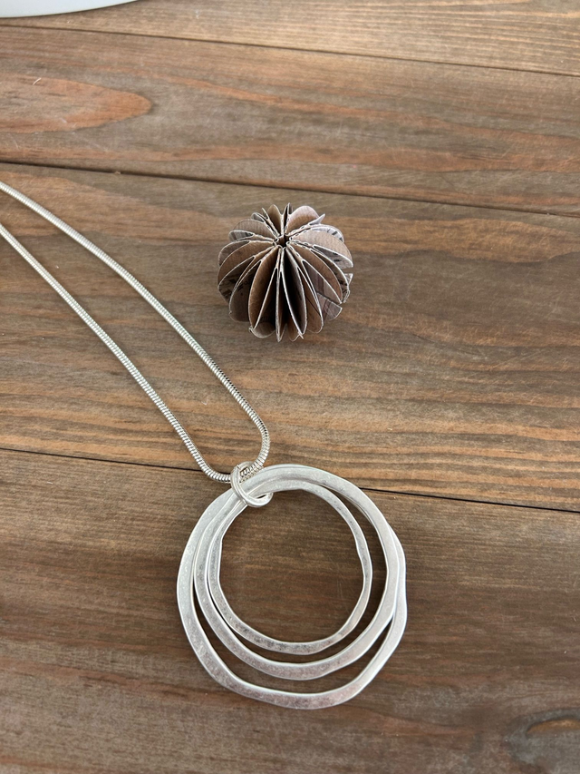 Andreani Halskette mit hochwertigem Metall Ringe