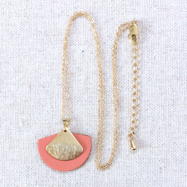 Collier « Cymbales » doré, cuir couleur saumon