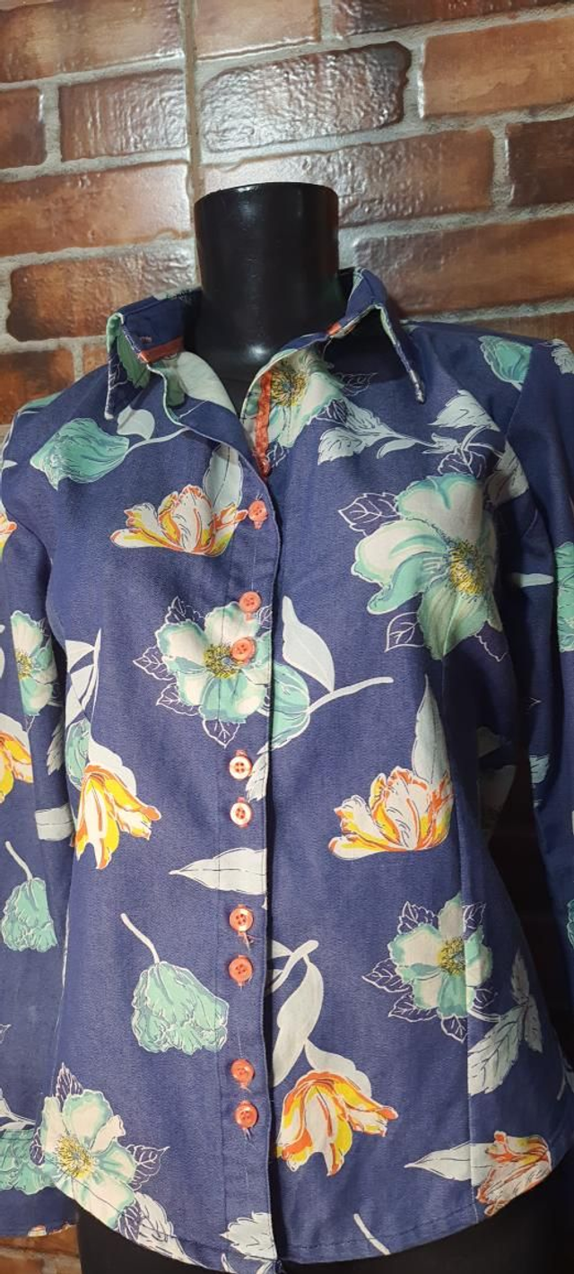 Blusa Fem. Estampada Florada,  T/M. Manga Longa. OBS: Usado Super Conservado 