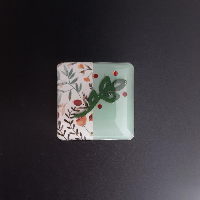Broche petit carré collection floral fond vert doux avec incrustation feuille