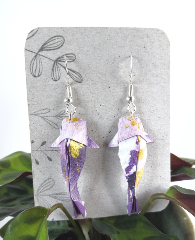 Kawaii Kois Lila-weiß-gold gefleckt