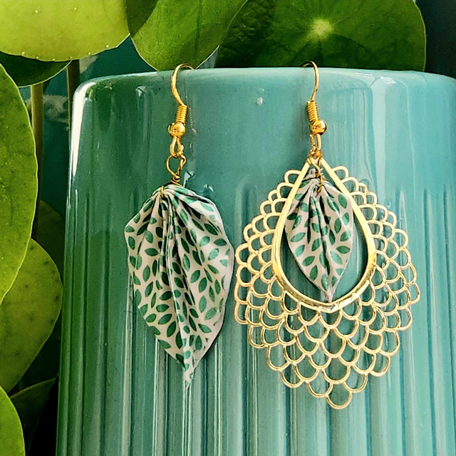 • LES DIFFÉRENTES – boucles d'oreilles asymétriques en origami