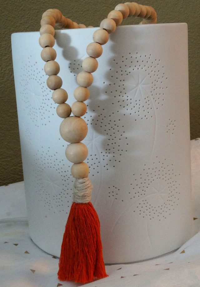 GUIRLANDE de perles en bois et pompon