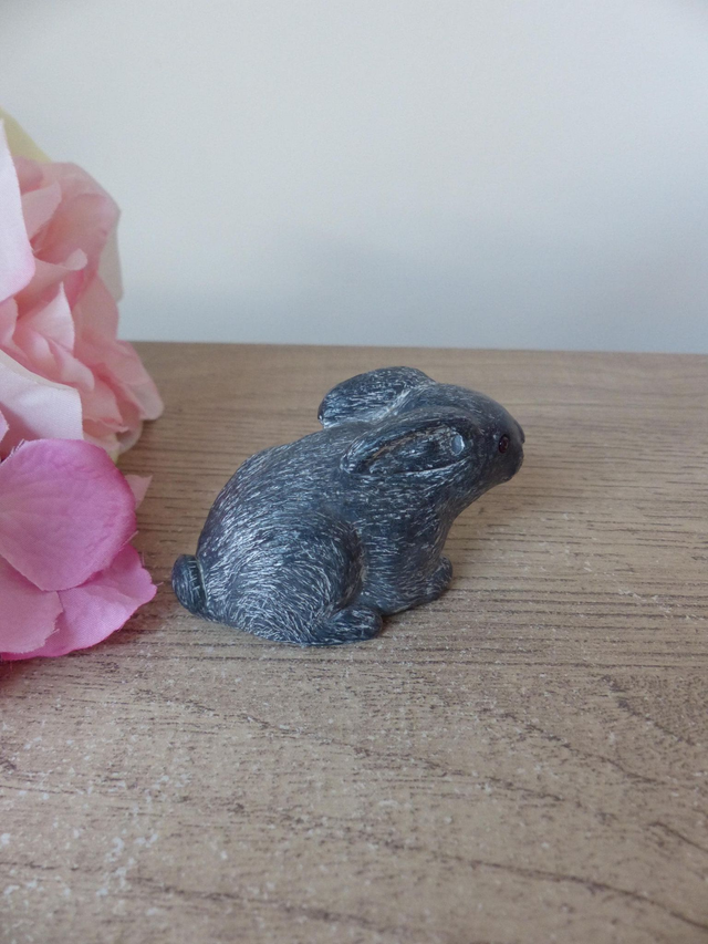 WE Wolf Original Figurine lapin en pierre de savon sculpté à la main Canada, collection petits bébés animaux, lapin assis en pierre ollaire