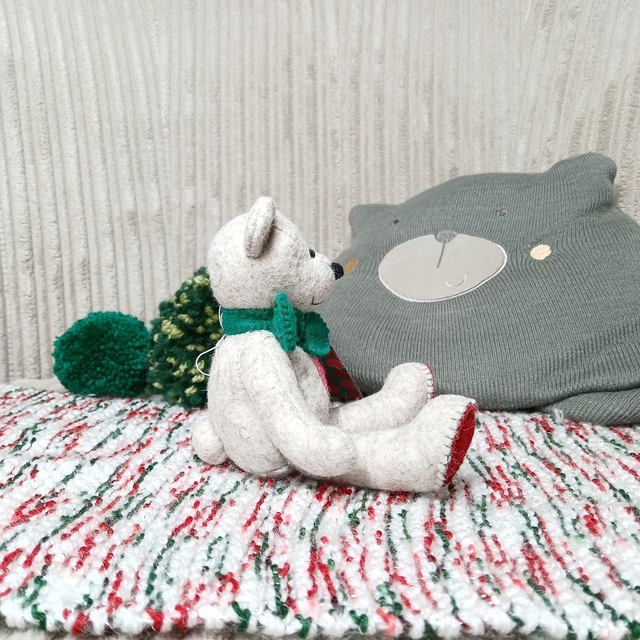 Holly. Small size, handmade teddy bear. UKCA. Tray base packaging. Standard Wool Felt. Traditional. Beige. Emerald green. Christmas red. Sorbet pink.
