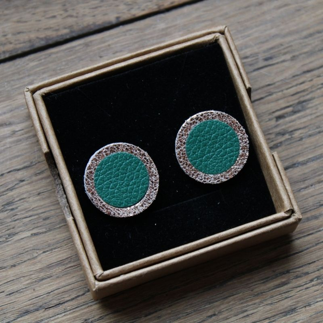 Boucles d’oreilles puces cuir rond  