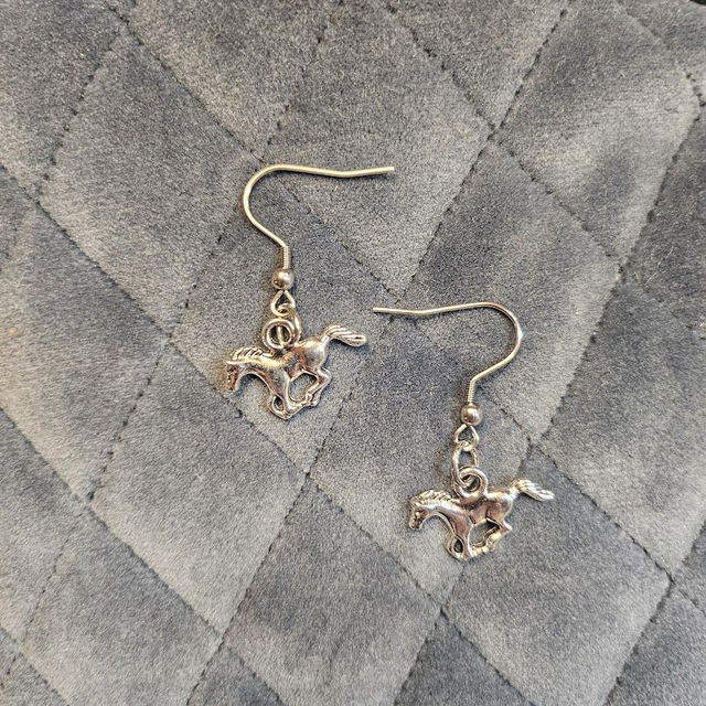 Laukkaava hevonen korvakorut - Galloping horse earrings