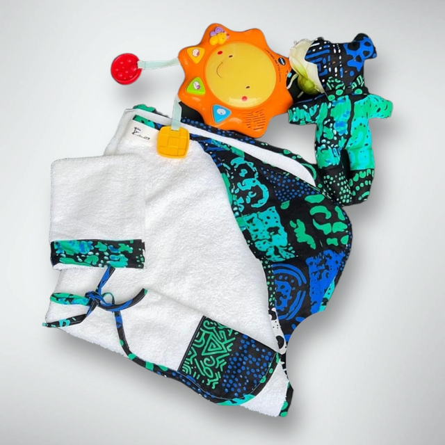 Serviette de bain, gant de toilette, bavoir et doudou pour bébé