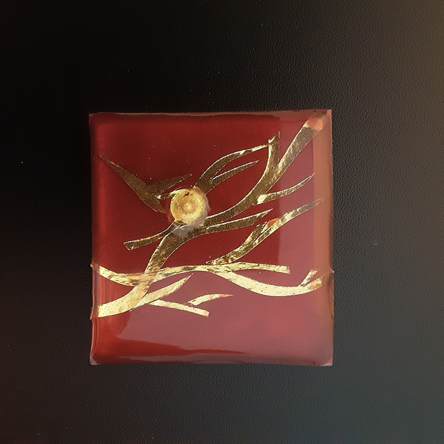 Broche carrée collection floral fond rouge bordeaux incrustation or et cabochon or