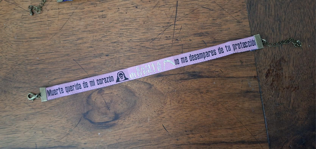 Bracelet tissu Santa Muerte rose/prière 